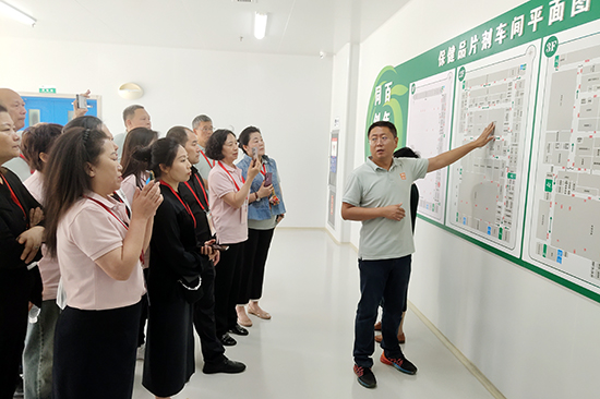 各地新时代人与高校学子前往烟台生产基地参观学习