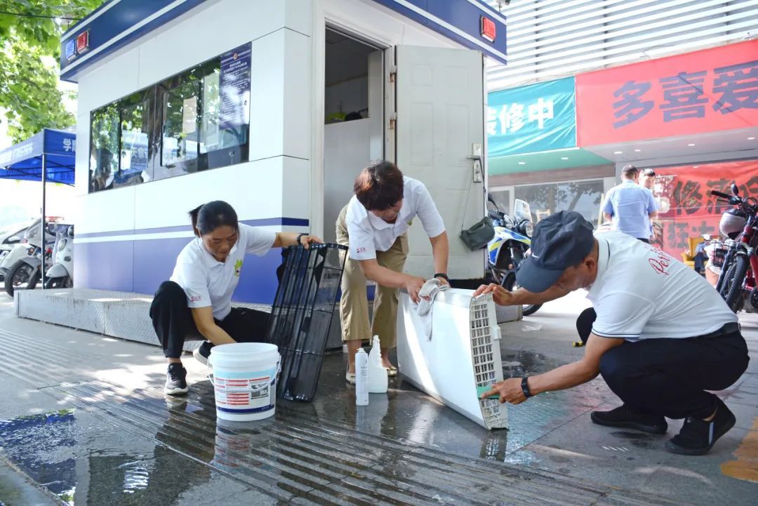 完美安徽分公司开展第十三届完美义工进万家活动