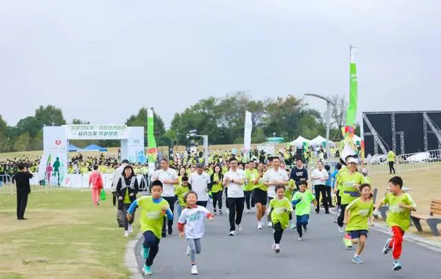 近2500名跑者集结在闵行文化公园！安利健康慈善慢跑开跑，运动、健康、慈善融合