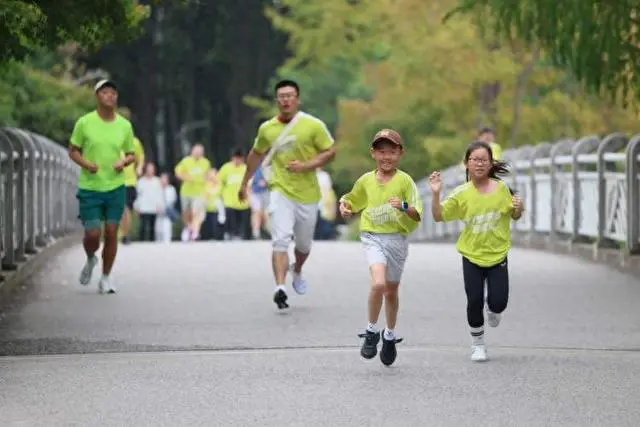 近2500名跑者集结在闵行文化公园！安利健康慈善慢跑开跑，运动、健康、慈善融合