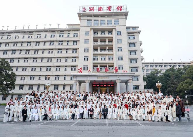 绿之韵劳嘉总裁出席2024年湖南省女企业家协会年会，被授予湘商卓越奖